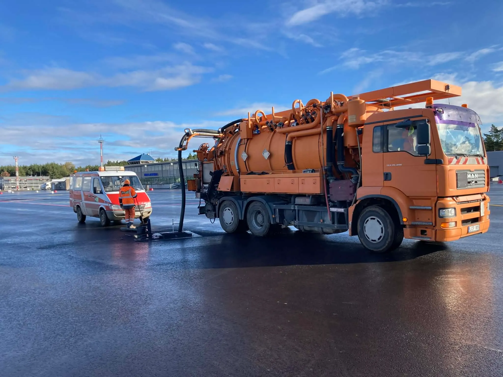 skystų nuotekų ir atliekų surinkimo bei išvežimo paslaugos su hidrodinamine mašina